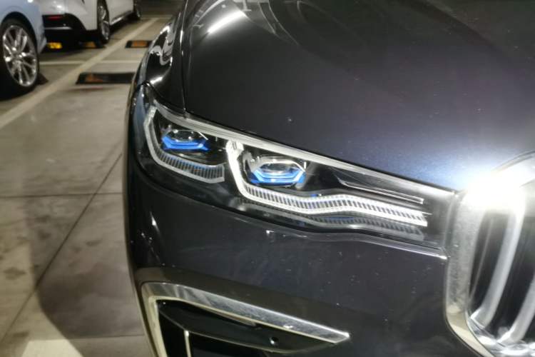 Used BMW X7 2021 Facelifted xDrive40i Luxury Package with Leading Features Right Front Headlight