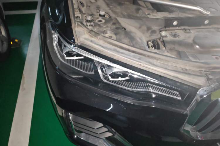 Used BMW X7 2021 Facelifted xDrive40i Luxury Package with Leading Features Right Front Headlight