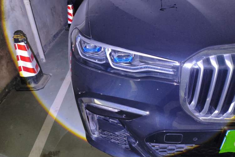 Used BMW X7 2021 xDrive40i Executive Model with M Sport Package Right Front Headlight