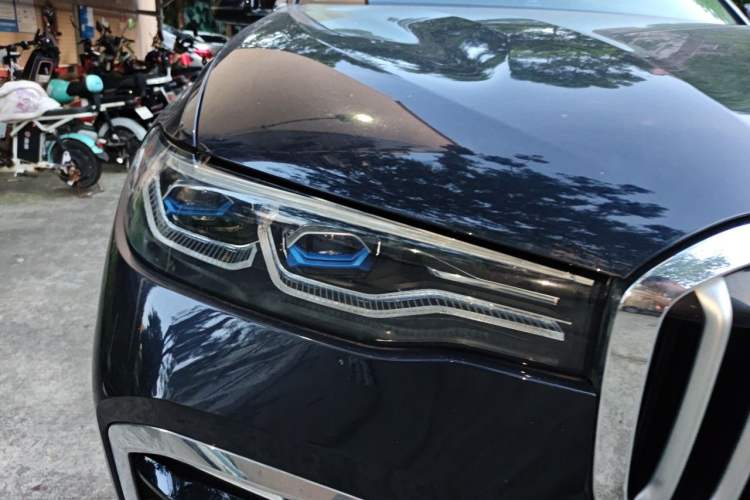 Used BMW X7 2021 xDrive40i Executive Model with M Sport Package Right Front Headlight