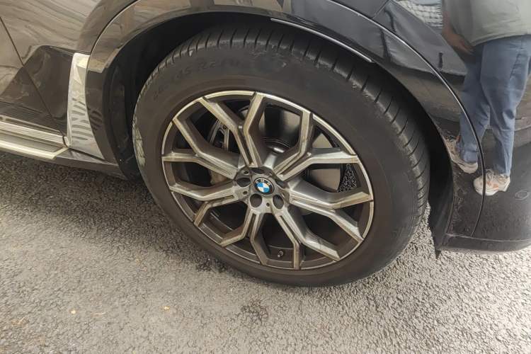 Used BMW X7 2021 Restyled xDrive40i Luxury Package with Premium Features Right Front Wheel Hub