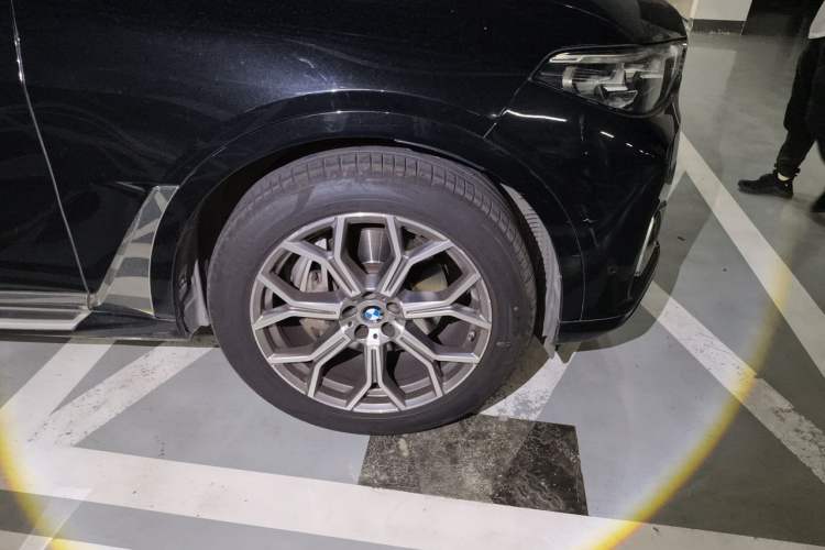 Used BMW X7 2021 xDrive40i Luxury Package with Leading Features Right Front Wheel Hub