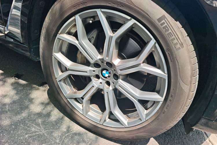 Used BMW X7 2021 xDrive40i Luxury Package with Leading Features Right Front Wheel Hub