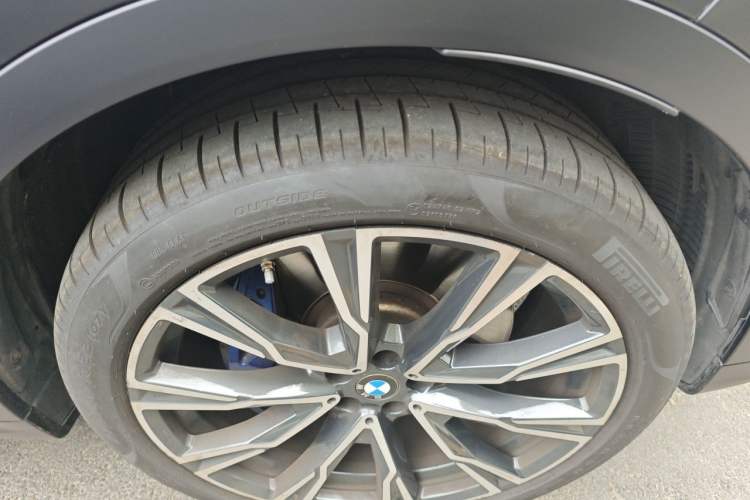 Used BMW X7 2021 xDrive40i Executive Model with M Sport Package Right Front Wheel Hub