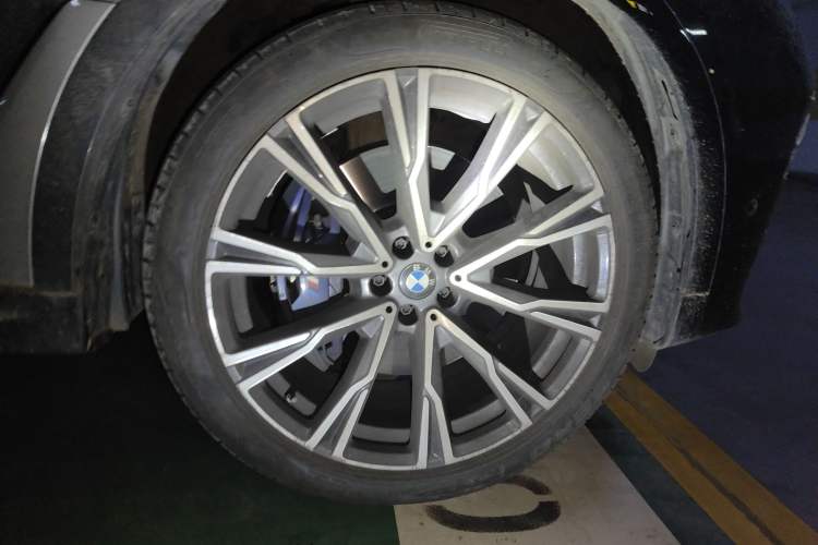 Used BMW X7 2021 xDrive40i Executive Model with M Sport Package Right Front Wheel Hub