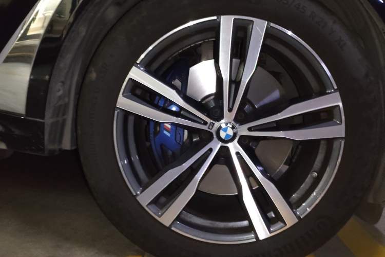 Used BMW X7 2021 Restyled xDrive40i Luxury Version with M Sport Package Right Front Wheel Hub