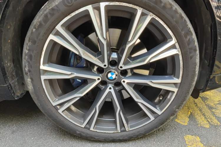 Used BMW X7 2021 xDrive40i Executive Model with M Sport Package Right Front Wheel Hub