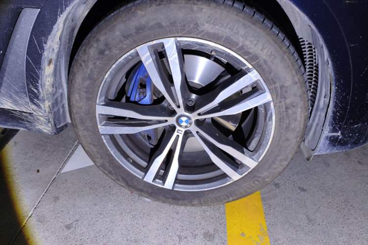 Used BMW X7 2021 xDrive40i Luxury Package with Leading Features Right Front Wheel Hub