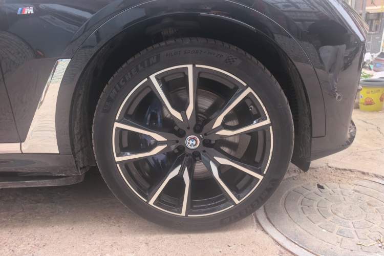 Used BMW X7 2021 xDrive40i Luxury M Sport Package Right Front Wheel Hub