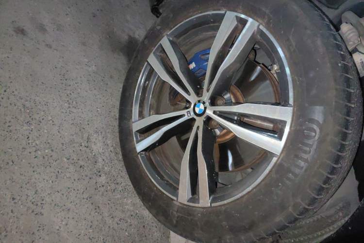 Used BMW X7 2021 Restyled xDrive40i Luxury Version with M Sport Package Right Front Wheel Hub