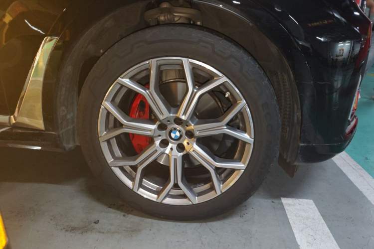 Used BMW X7 2021 xDrive40i Luxury Package with Leading Features Right Front Wheel Hub