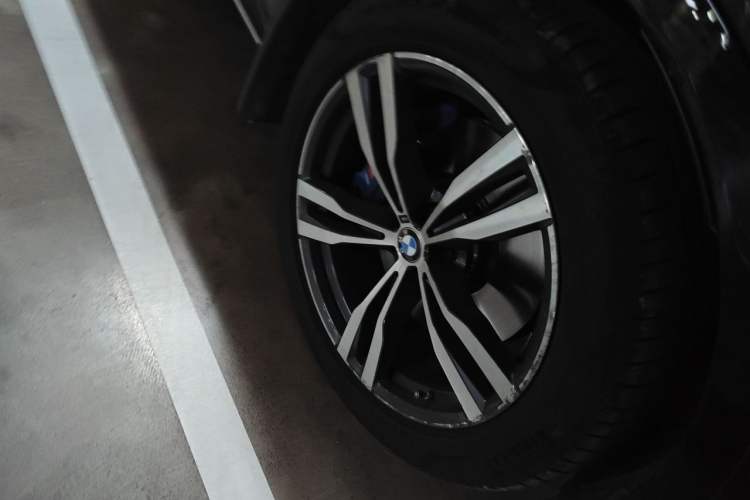 Used BMW X7 2021 Restyled xDrive40i Luxury Version with M Sport Package Right Front Wheel Hub