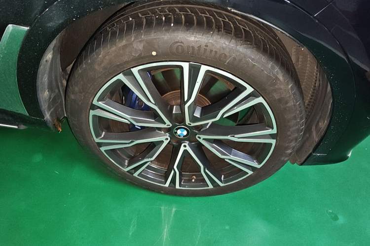Used BMW X7 2021 xDrive40i Executive Model with M Sport Package Right Front Wheel Hub