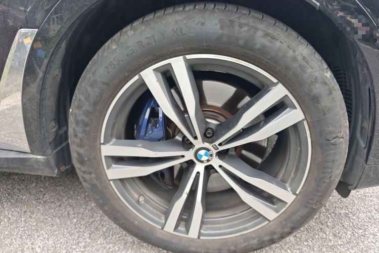 Used BMW X7 2021 Restyled xDrive40i Luxury Version with M Sport Package Right Front Wheel Hub