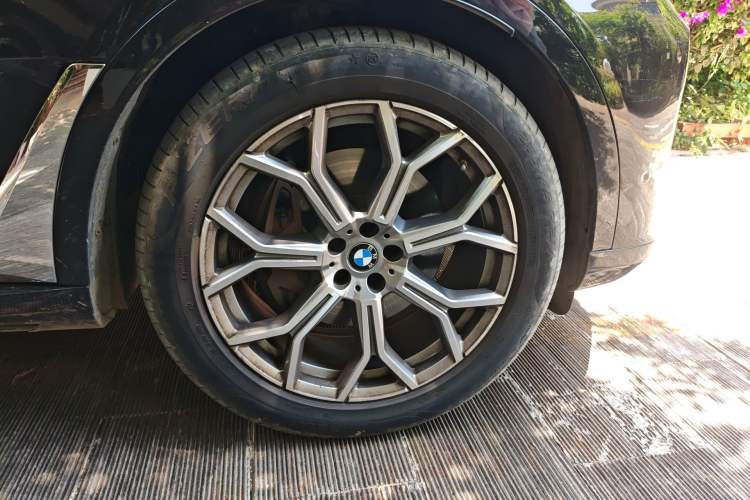Used BMW X7 2021 xDrive40i Luxury Package with Leading Features Right Front Wheel Hub