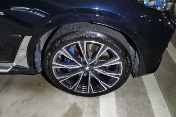 Used BMW X7 2021 Facelifted xDrive40i Luxury Package with Leading Features Right Front Wheel Hub