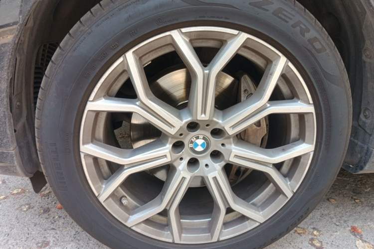 Used BMW X7 2021 xDrive40i Luxury Package with Leading Features Right Front Wheel Hub