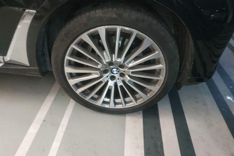 Used BMW X7 2021 xDrive40i Luxury Package with Leading Features Right Front Wheel Hub