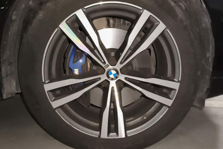 Used BMW X7 2021 xDrive40i Luxury M Sport Package Right Front Wheel Hub