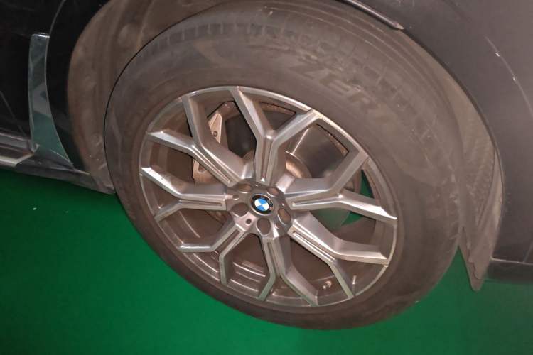Used BMW X7 2021 Facelifted xDrive40i Luxury Package with Leading Features Right Front Wheel Hub