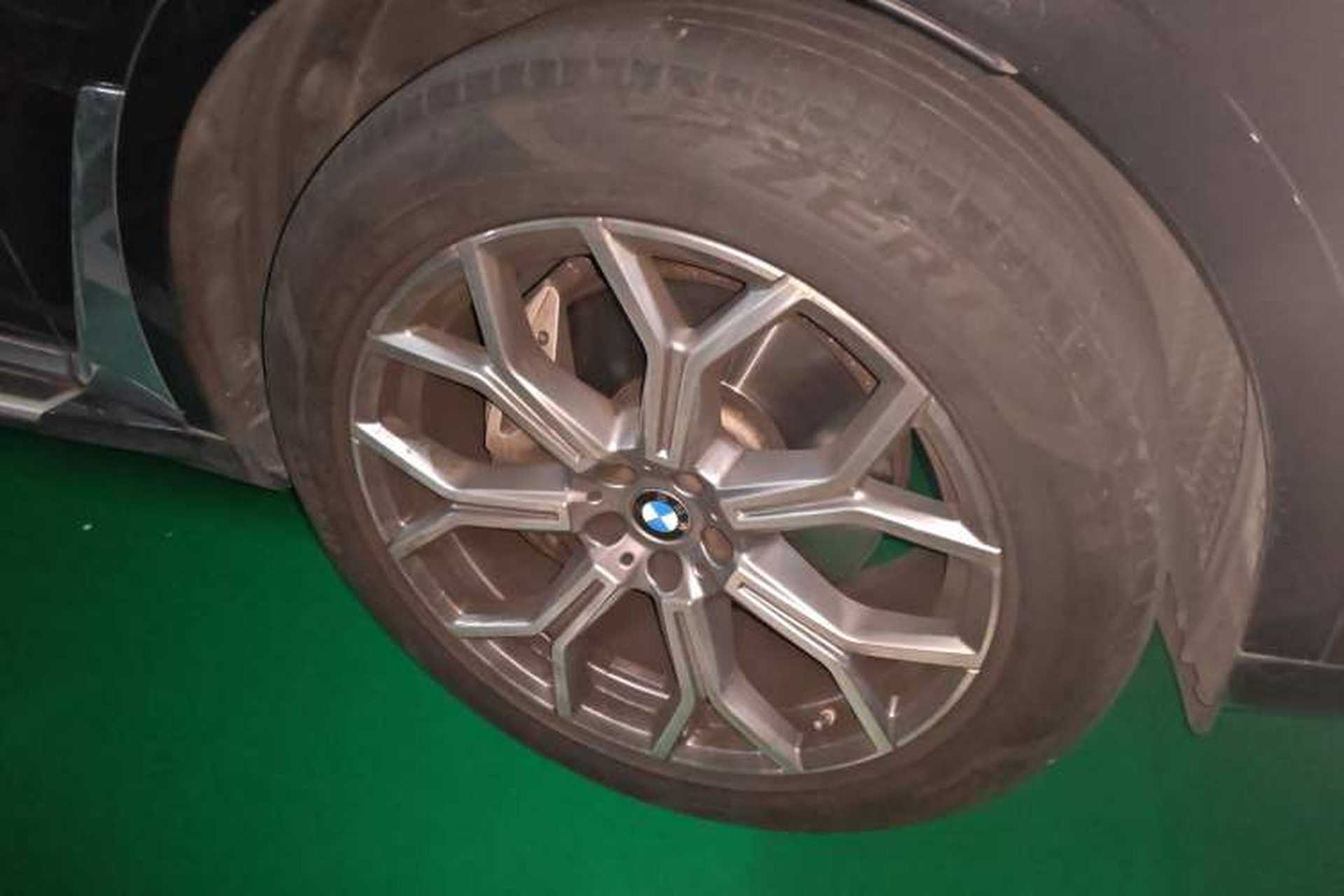 Used BMW X7 2021 Facelifted xDrive40i Luxury Package with Leading Features Right Front Wheel Hub