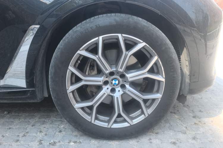 Used BMW X7 2021 Restyled xDrive40i Luxury Package with Premium Features Right Front Wheel Hub