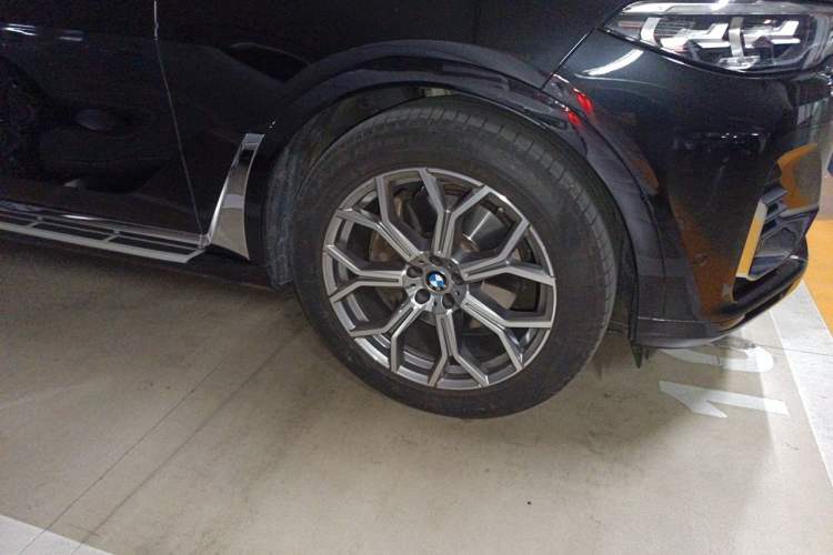 Used BMW X7 2021 xDrive40i Luxury Package with Leading Features Right Front Wheel Hub