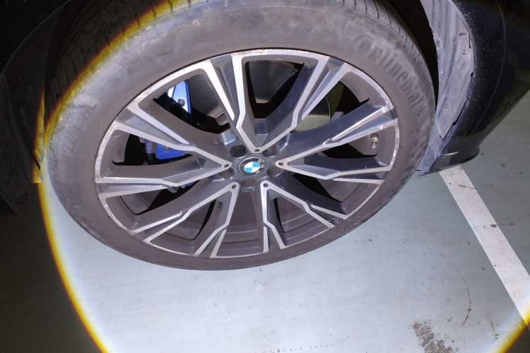 Used BMW X7 2021 xDrive40i Executive Model with M Sport Package Right Front Wheel Hub
