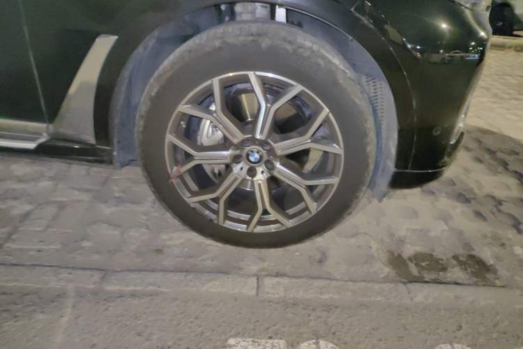 Used BMW X7 2021 xDrive40i Luxury Package with Leading Features Right Front Wheel Hub