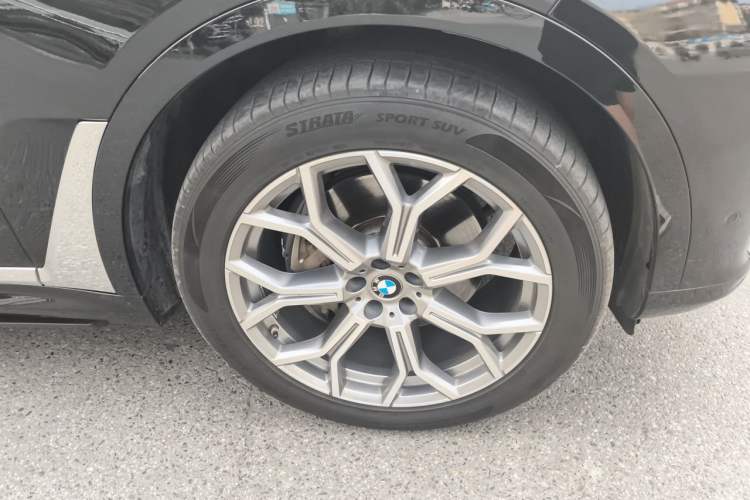 Used BMW X7 2021 xDrive40i Luxury Package with Leading Features Right Front Wheel Hub