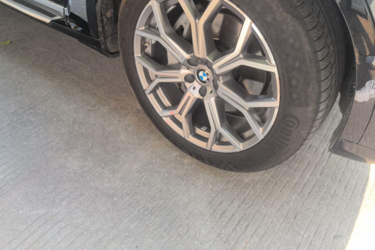 Used BMW X7 2021 xDrive40i Luxury Package with Leading Features Right Front Wheel Hub