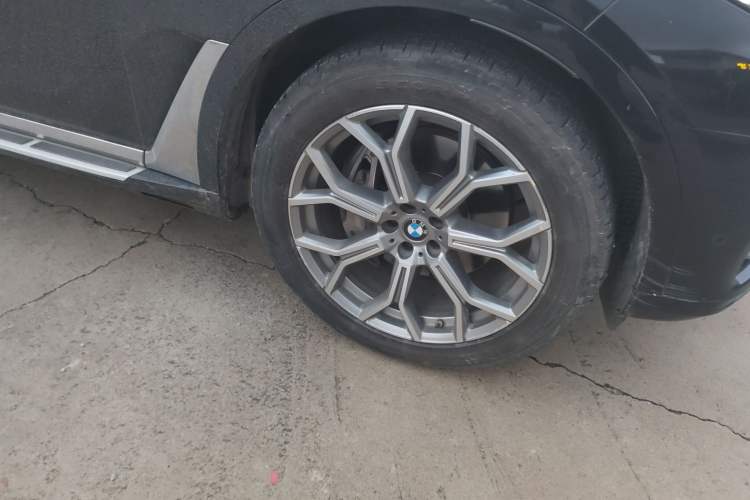 Used BMW X7 2021 xDrive40i Luxury Package with Leading Features Right Front Wheel Hub