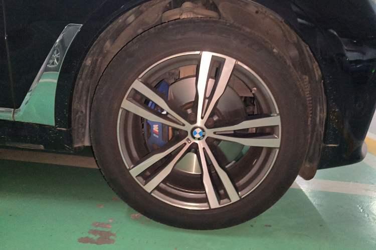 Used BMW X7 2021 xDrive40i Luxury M Sport Package Right Front Wheel Hub