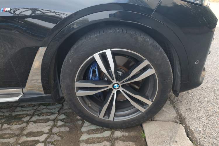Used BMW X7 2021 Restyled xDrive40i Luxury Version with M Sport Package Right Front Wheel Hub