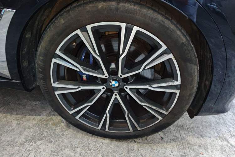 Used BMW X7 2021 xDrive40i Executive Model with M Sport Package Right Front Wheel Hub