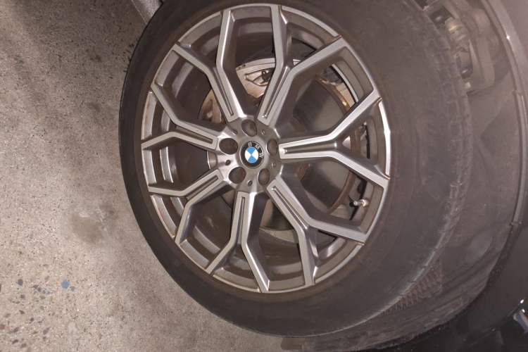 Used BMW X7 2021 xDrive40i Luxury Package with Leading Features Right Front Wheel Hub