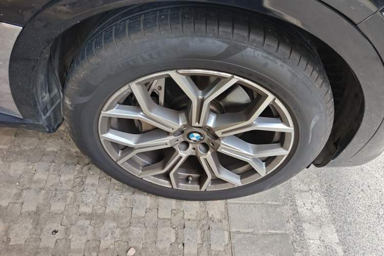 Used BMW X7 2021 xDrive40i Luxury Package with Leading Features Right Front Wheel Hub