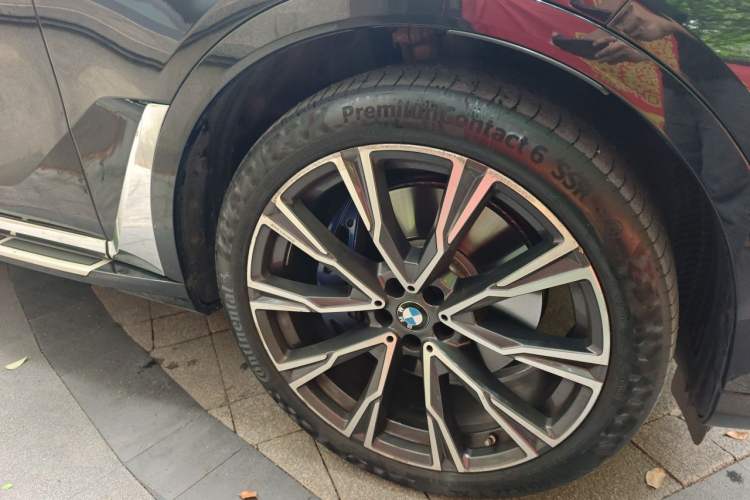 Used BMW X7 2021 xDrive40i Executive Luxury Package Right Front Wheel Hub