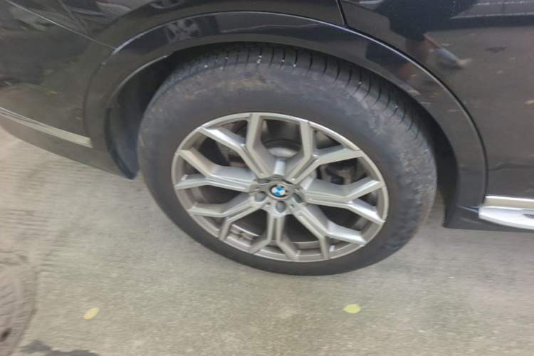 Used BMW X7 2021 xDrive40i Luxury Package with Leading Features Right Rear Wheel Hub