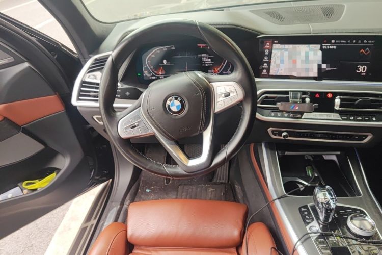 Used BMW X7 2021 Restyled xDrive40i Luxury Package with Premium Features Steering Wheel