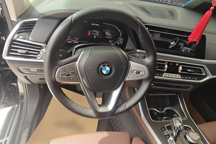 Used BMW X7 2021 Facelifted xDrive40i Luxury Package with Leading Features Steering Wheel