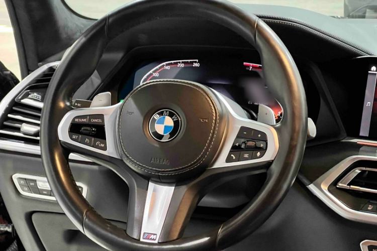 Used BMW X7 2021 Restyled xDrive40i Luxury Version with M Sport Package Steering Wheel