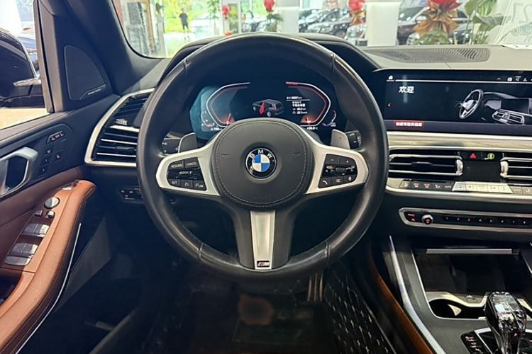 Used BMW X7 2021 Restyled xDrive40i Luxury Version with M Sport Package Steering Wheel