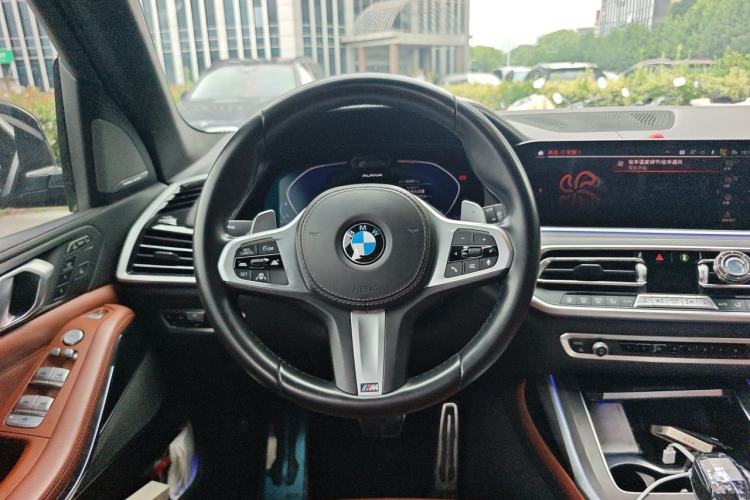 Used BMW X7 2021 Restyled xDrive40i Luxury Version with M Sport Package Steering Wheel