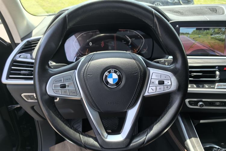 Used BMW X7 2021 xDrive40i Luxury Package with Leading Features Steering Wheel
