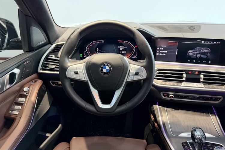 Used BMW X7 2021 xDrive40i Luxury Package with Premium Features Steering Wheel