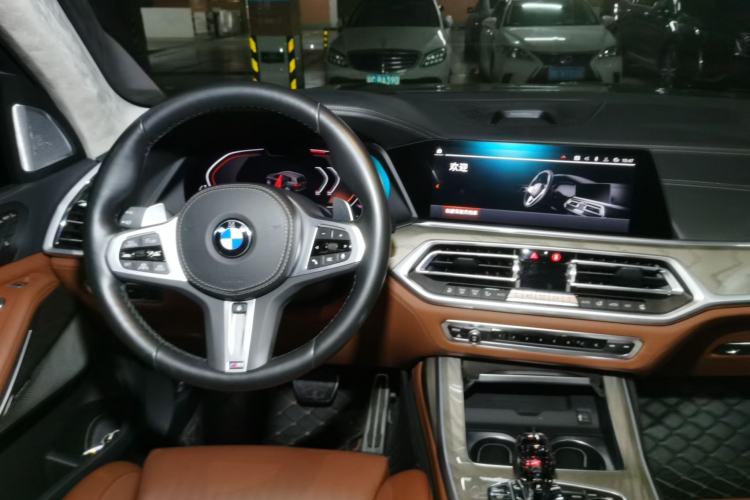 Used BMW X7 2021 Facelifted xDrive40i Luxury Package with Leading Features Steering Wheel