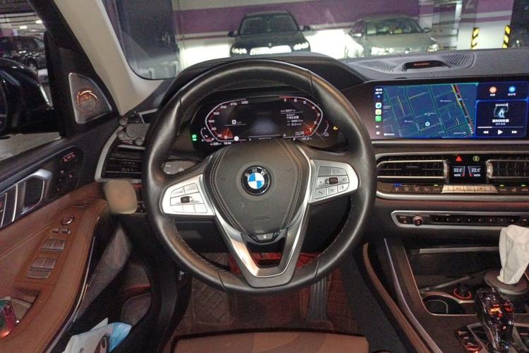 Used BMW X7 2021 xDrive40i Luxury Package with Leading Features Steering Wheel