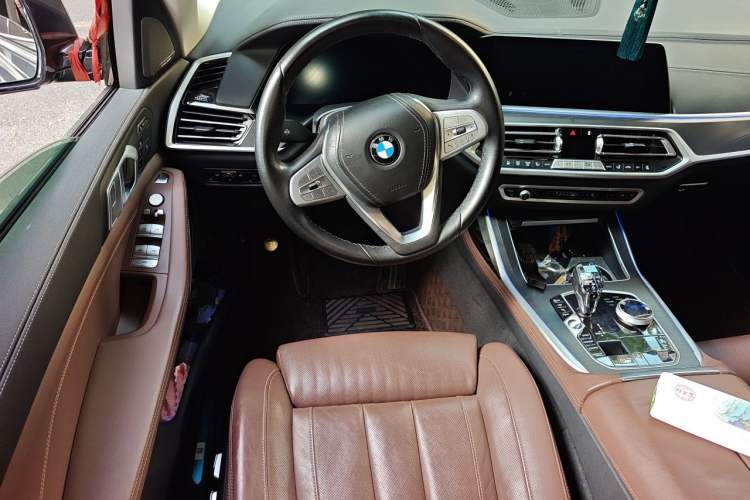 Used BMW X7 2021 xDrive40i Luxury Package with Leading Features Steering Wheel