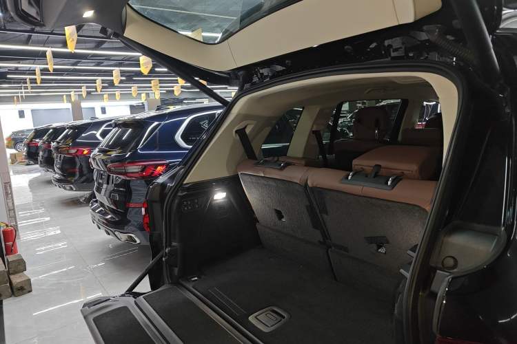 Used BMW X7 2021 xDrive40i Luxury Package with Leading Features Trunk